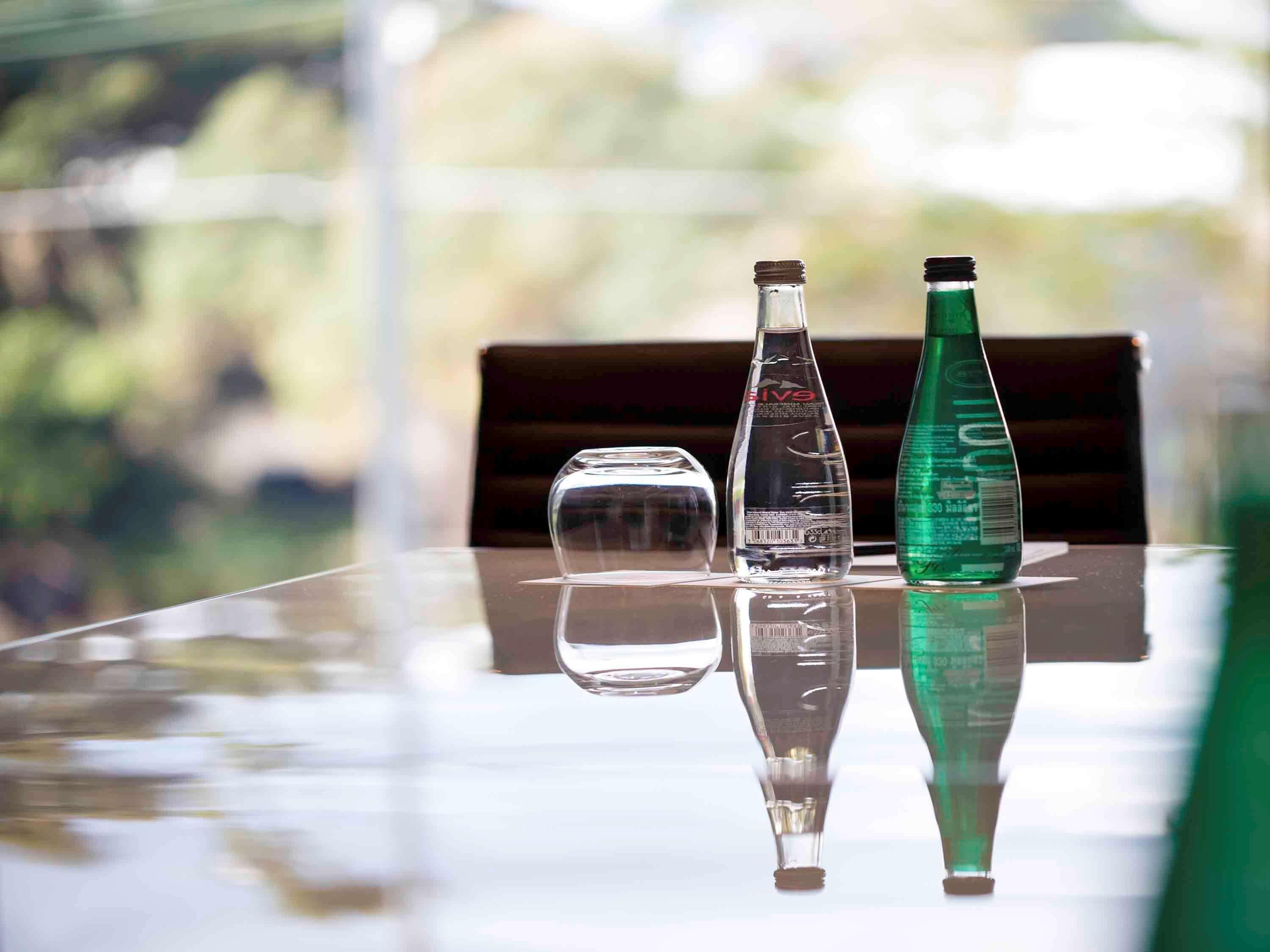 พูลแมน ซิดนีย์ แอร์พอร์ต Hotel ภายนอก รูปภาพ Bottles of S. Pellegrino