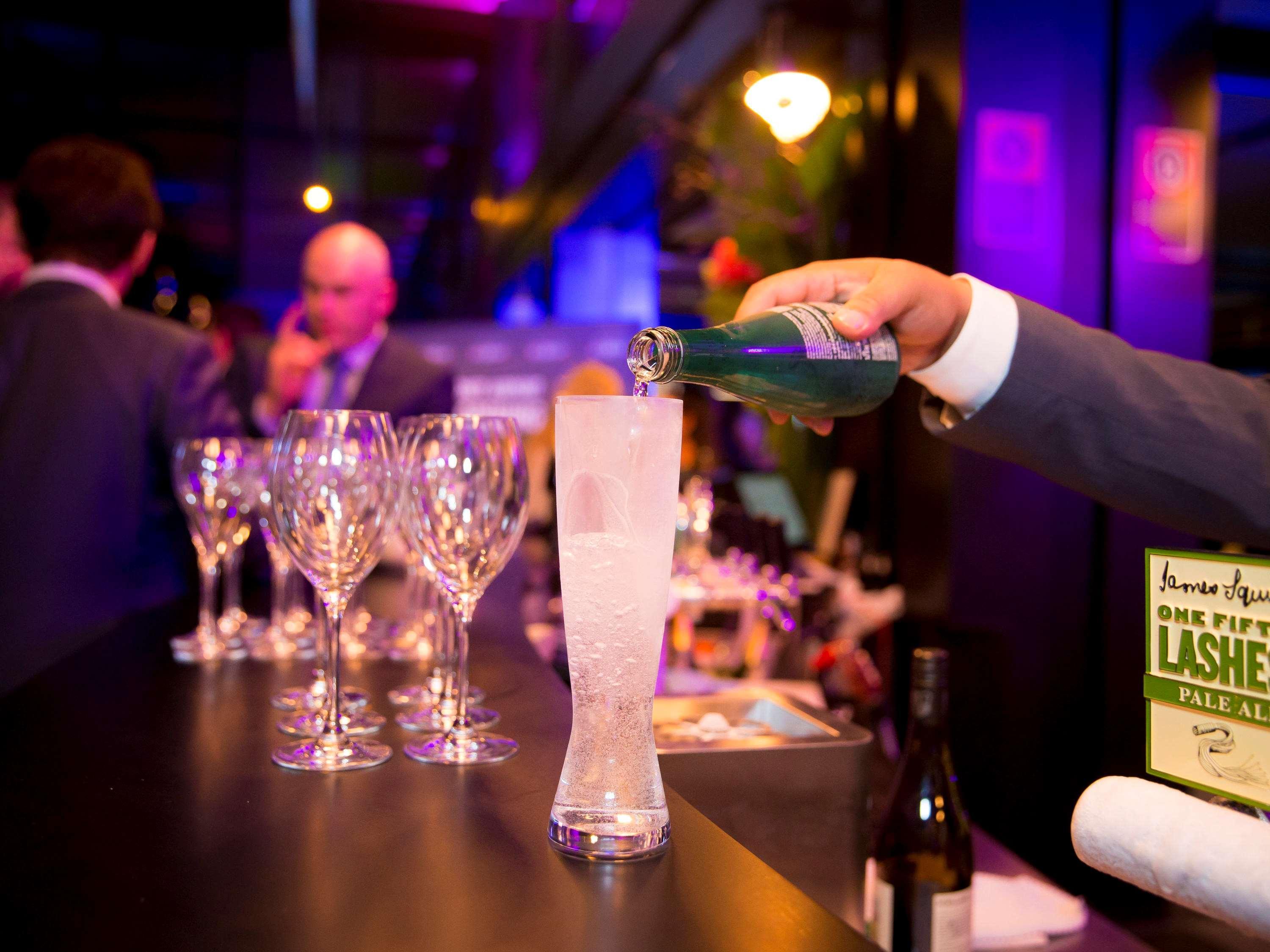 พูลแมน ซิดนีย์ แอร์พอร์ต Hotel ภายนอก รูปภาพ A bartender pouring champagne