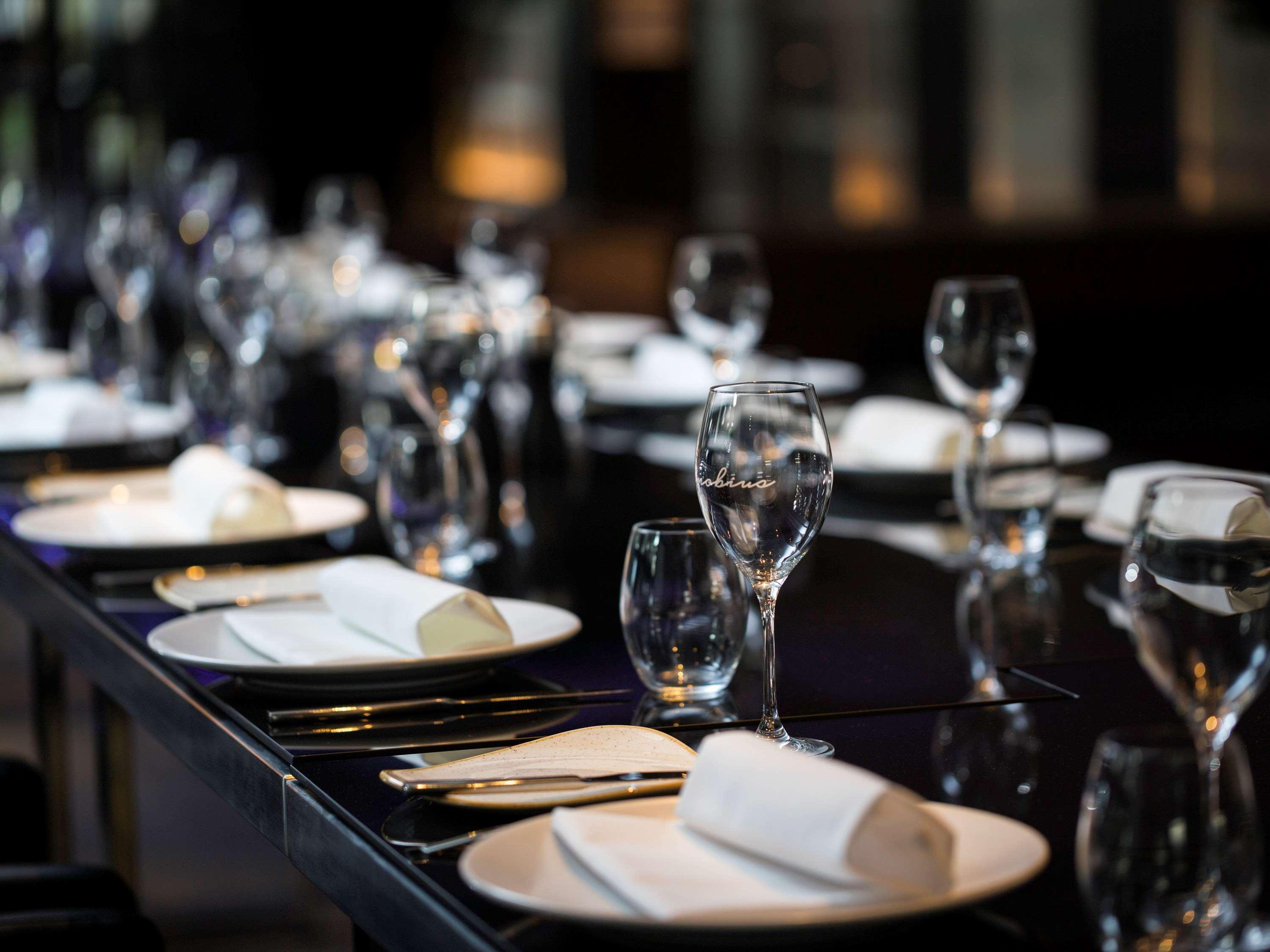 พูลแมน ซิดนีย์ แอร์พอร์ต Hotel ภายนอก รูปภาพ A table set for fine dining