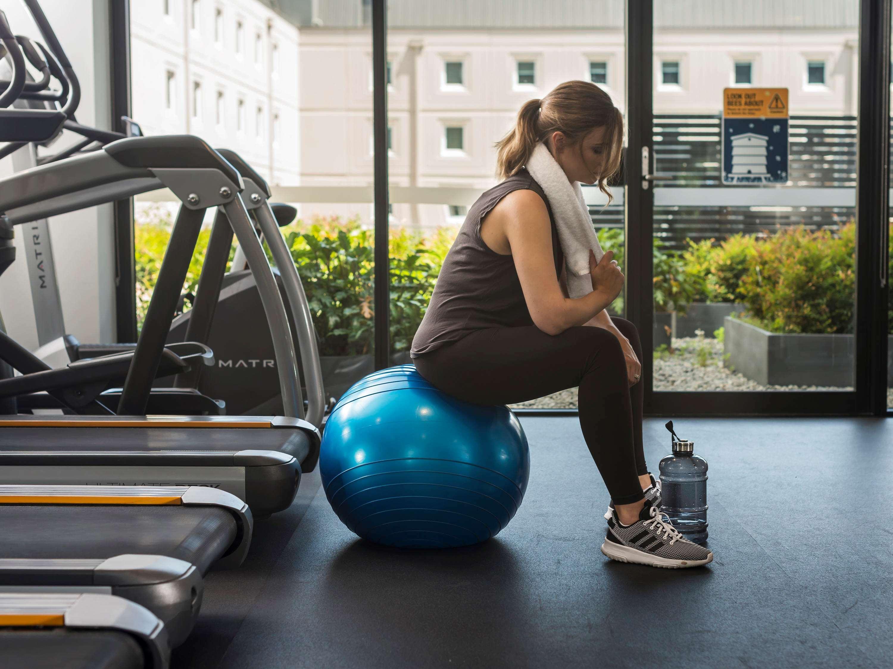พูลแมน ซิดนีย์ แอร์พอร์ต Hotel ภายนอก รูปภาพ A woman sitting on a Swiss ball