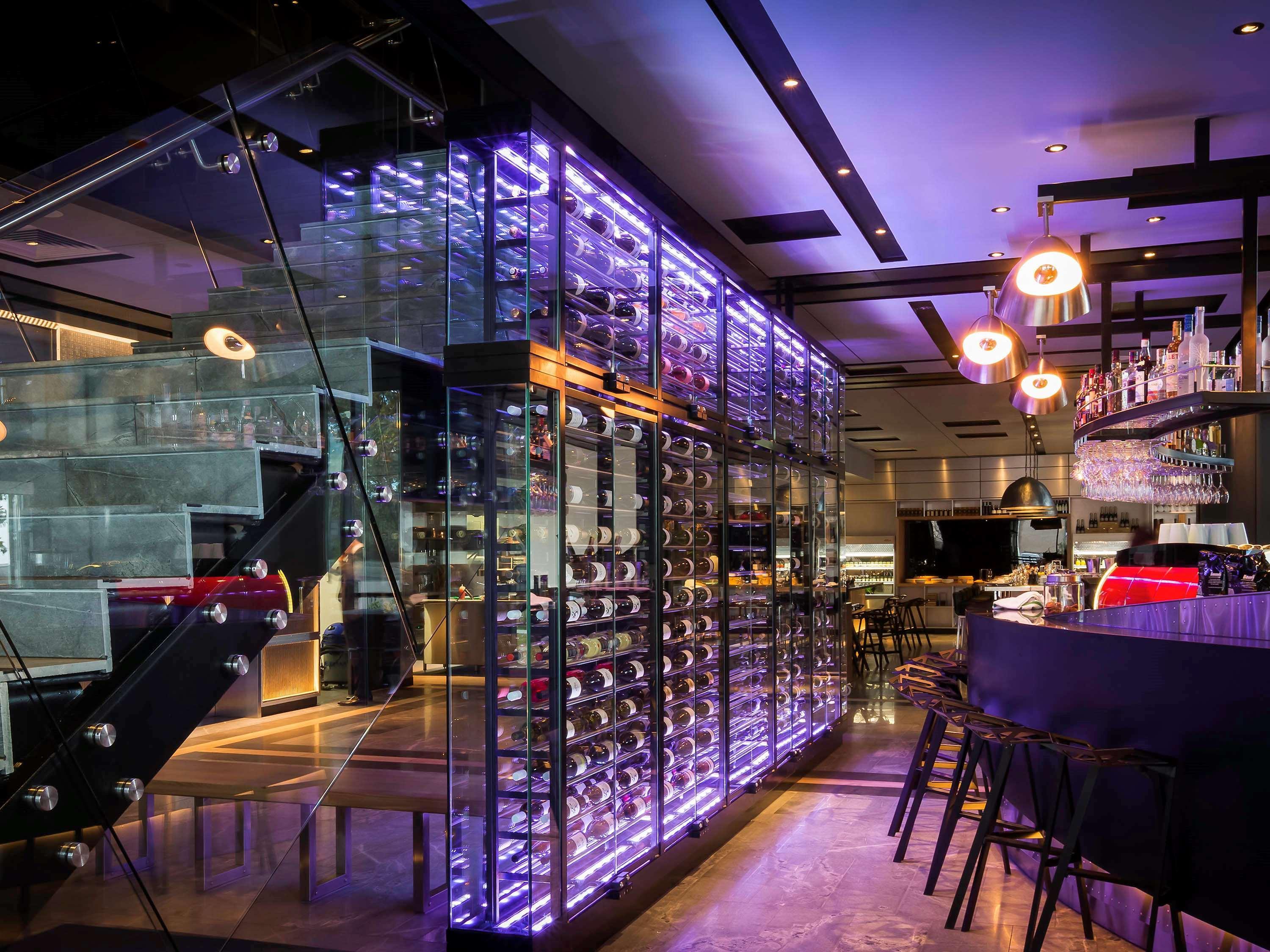 พูลแมน ซิดนีย์ แอร์พอร์ต Hotel ภายนอก รูปภาพ Wine display at the bar