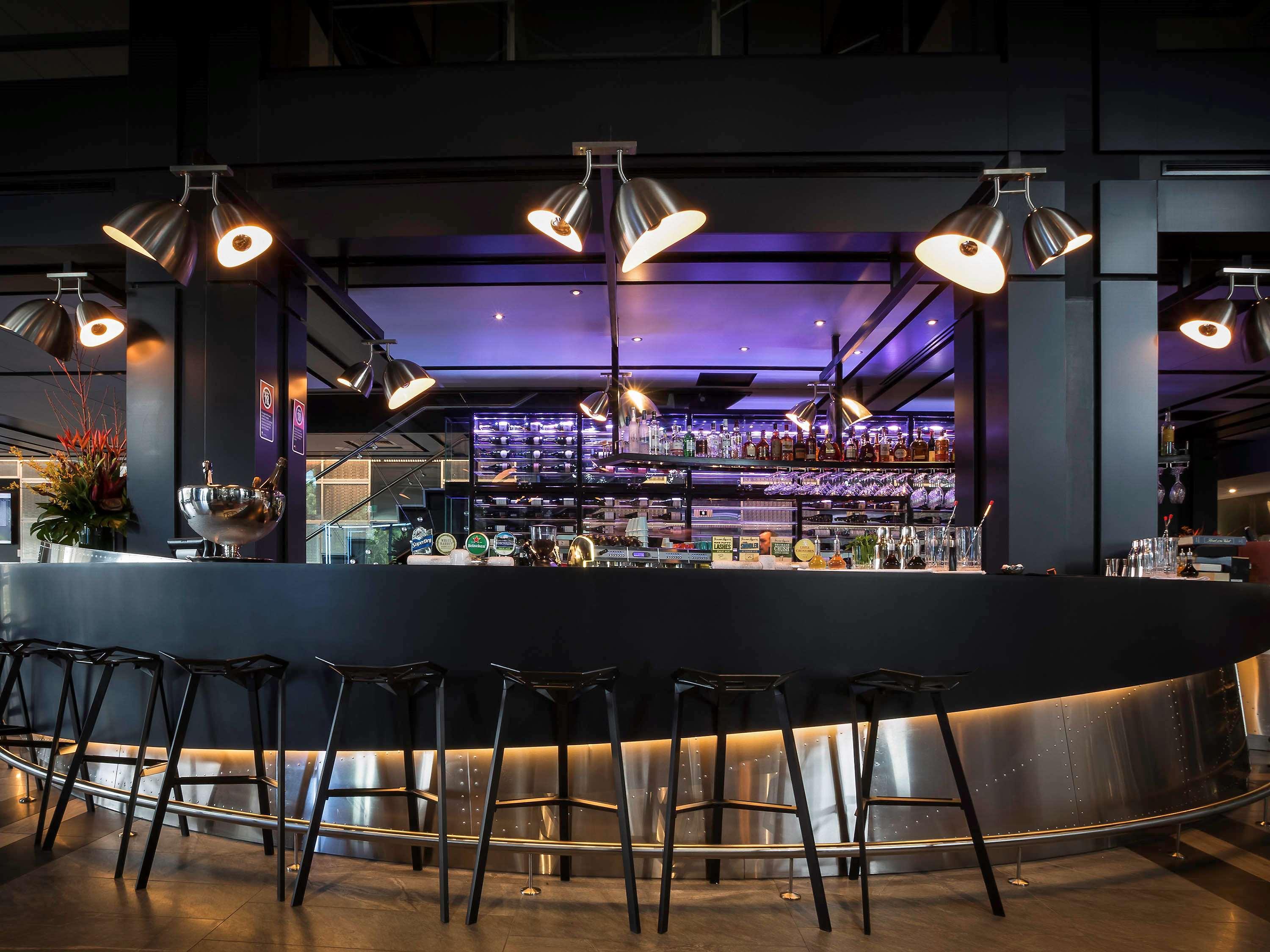 พูลแมน ซิดนีย์ แอร์พอร์ต Hotel ภายนอก รูปภาพ The bar at the restaurant