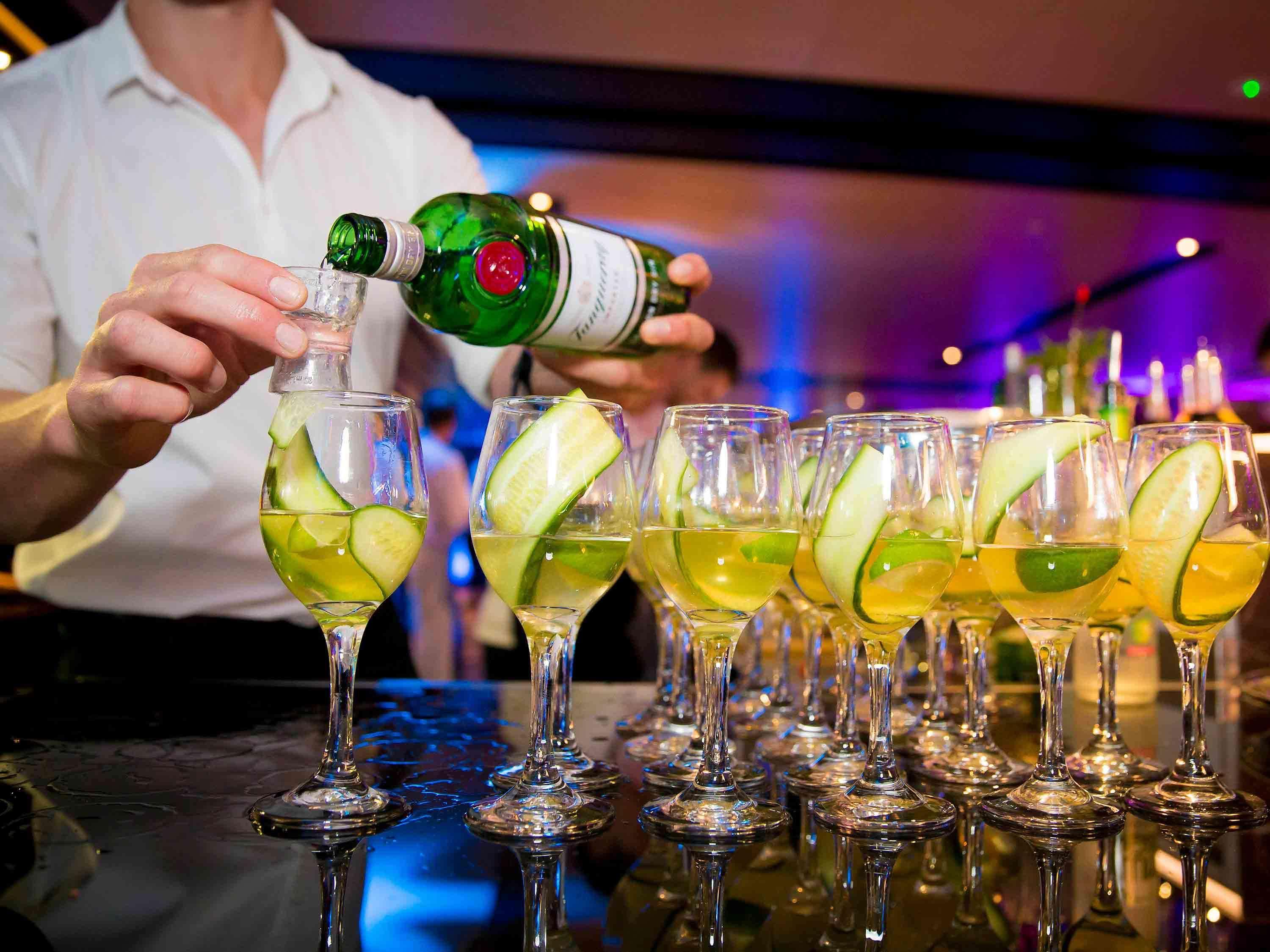 พูลแมน ซิดนีย์ แอร์พอร์ต Hotel ภายนอก รูปภาพ A bartender preparing drinks
