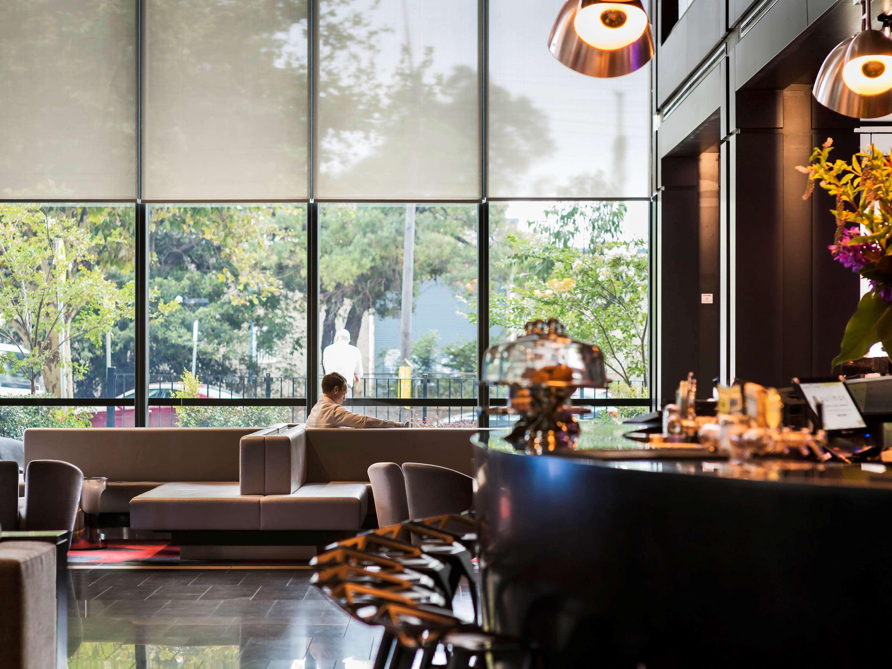 พูลแมน ซิดนีย์ แอร์พอร์ต Hotel ภายนอก รูปภาพ The bar at the hotel