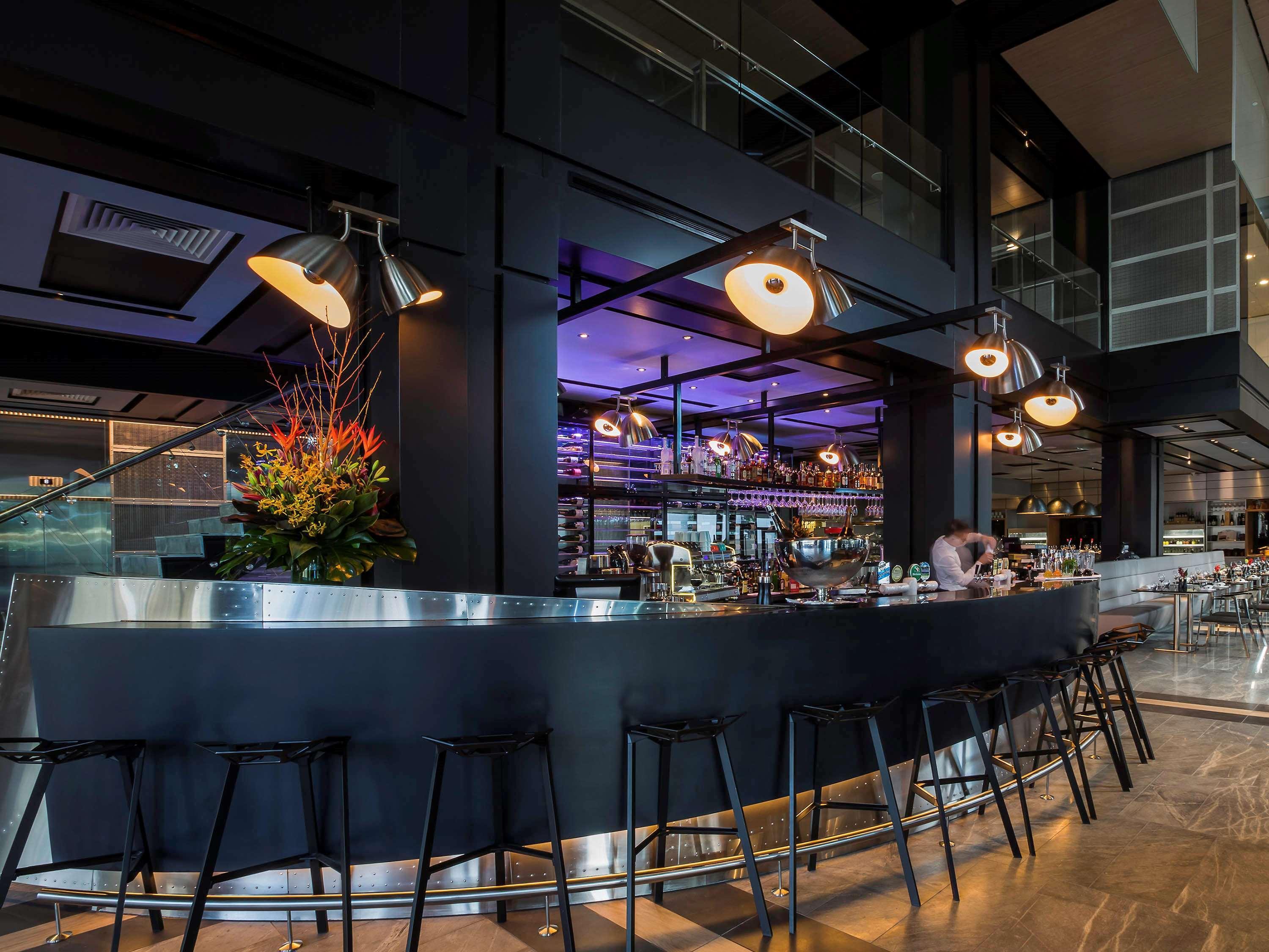 พูลแมน ซิดนีย์ แอร์พอร์ต Hotel ภายนอก รูปภาพ The bar at the restaurant