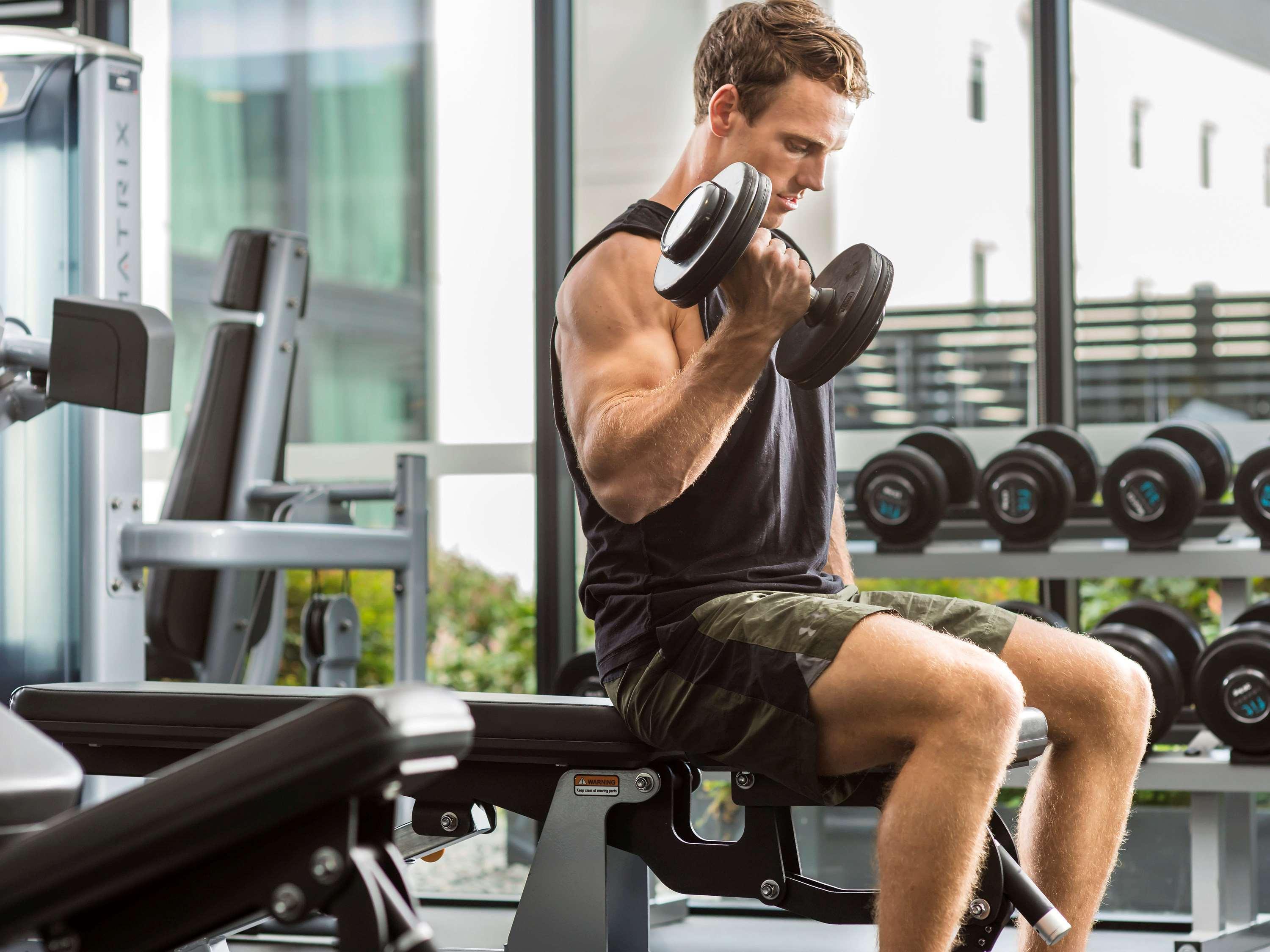 พูลแมน ซิดนีย์ แอร์พอร์ต Hotel ภายนอก รูปภาพ A bodybuilder training with dumbbells