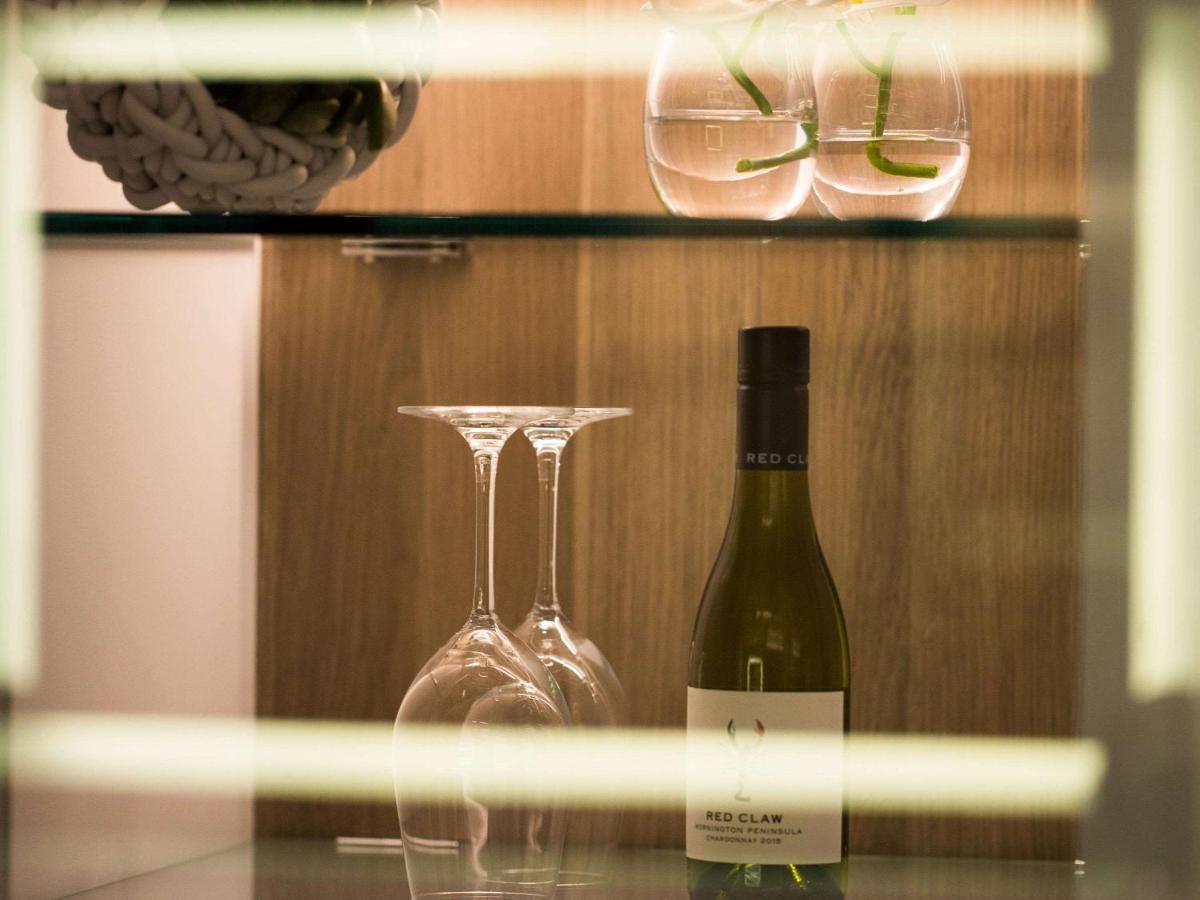 พูลแมน ซิดนีย์ แอร์พอร์ต Hotel ภายนอก รูปภาพ A bottle of wine in a hotel room